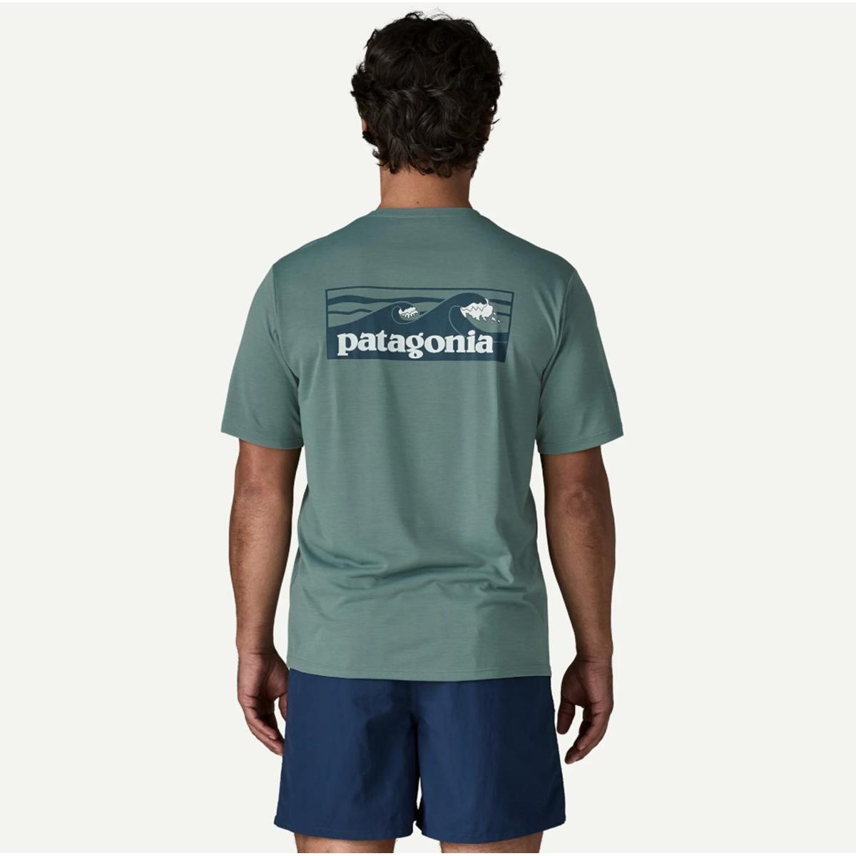 Patagonia M Cap Cool Daily Shirt Broadshort Logo light blue sage Herren T-Shirt