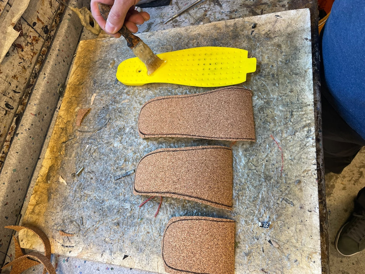 Fertig aufgebautes und schwarz bezogenes Bootboard neben dem unbearbeiteten gelben Original.