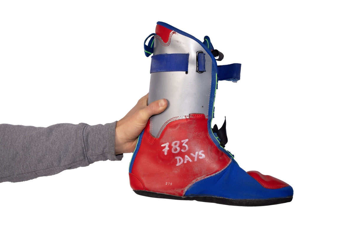 Ein gebrauchter Zipfit-Innenschuh in einer Hand, auf dem Schaft steht mit Stift „783 Days“.