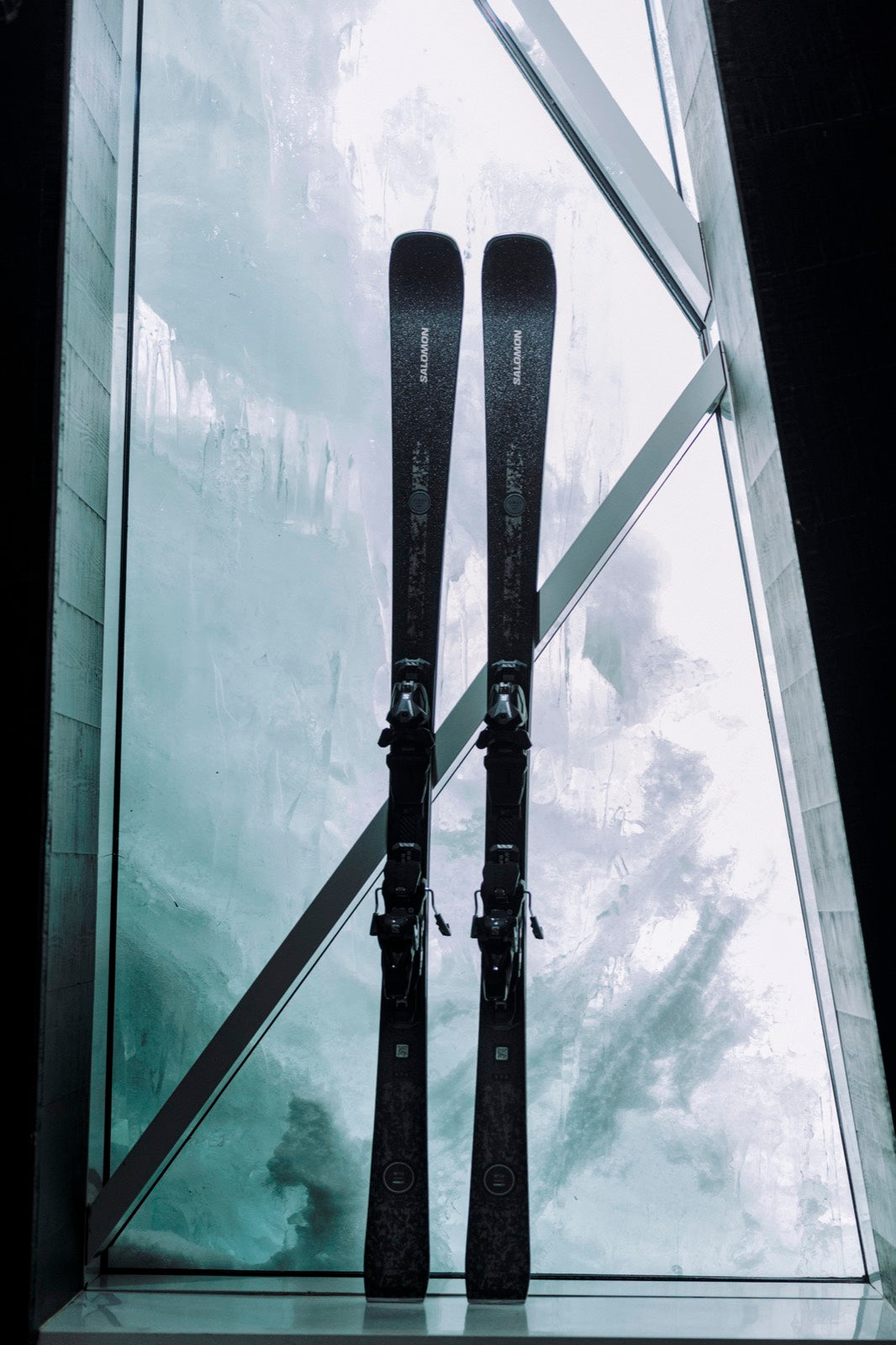 Salomon S/MAX Ski vor einer Glasfassade