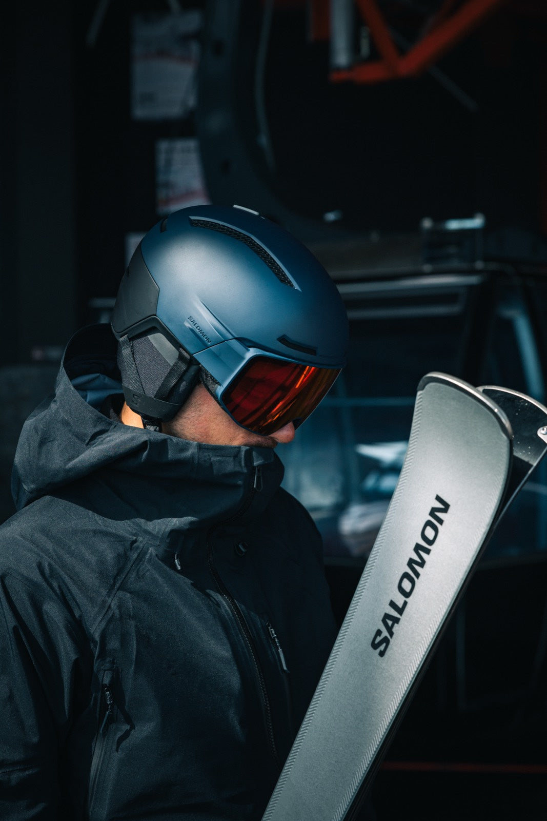 Skifahrer mit Salomon Helm und Ski in der Gondel