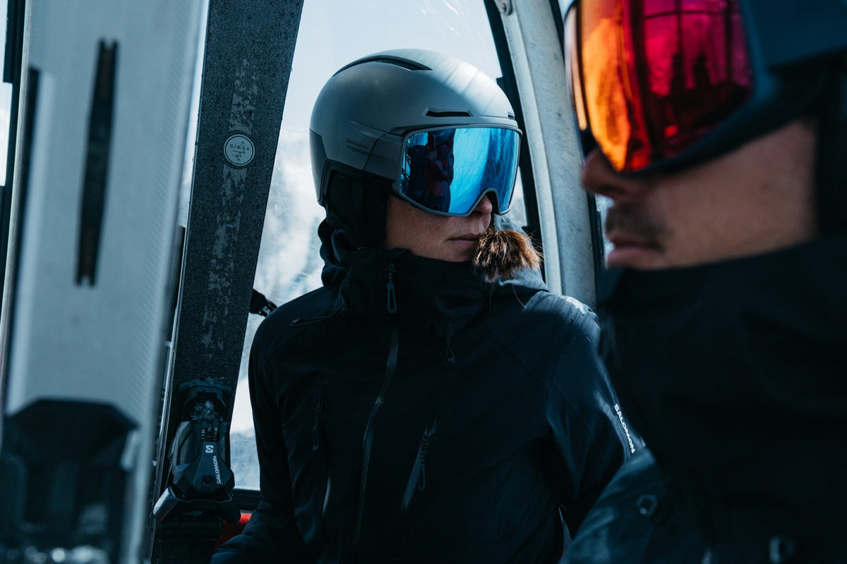 Zwei Skifahrer in der Gondel, Salomon Ski am Fenster