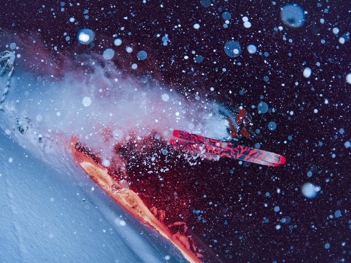 Freerider zieht eine rote Schneefahne, Salomon QST X