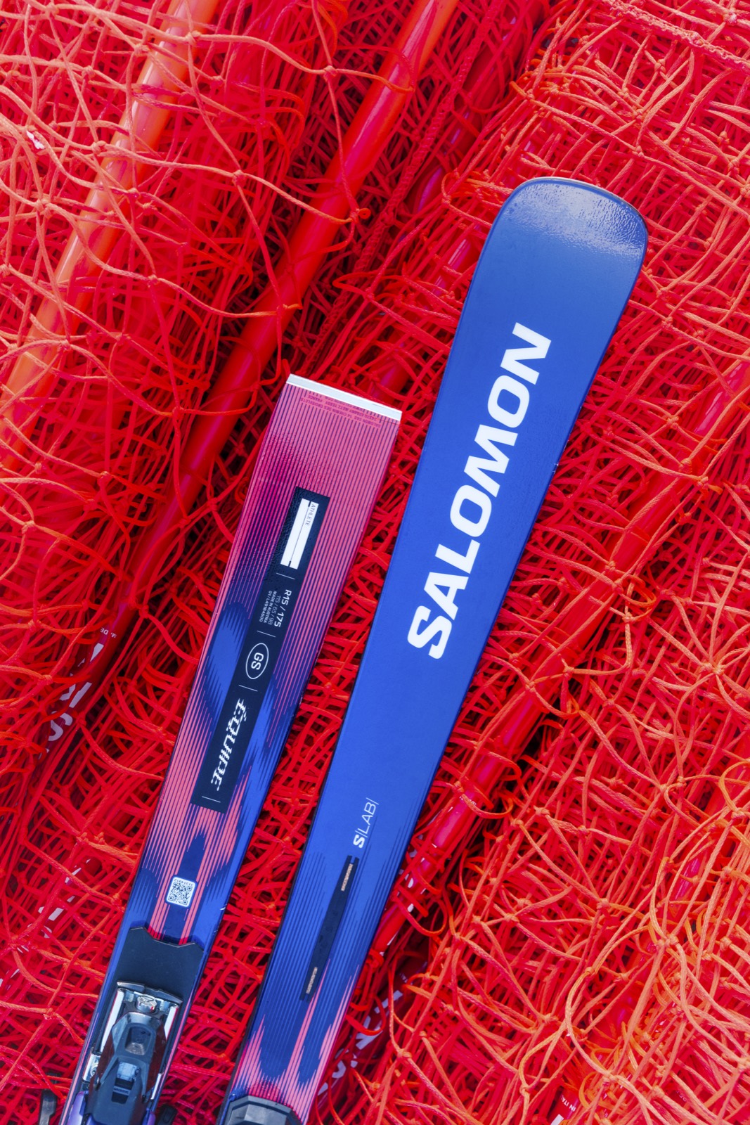 Salomon S/MAX Ski auf rotem Netz