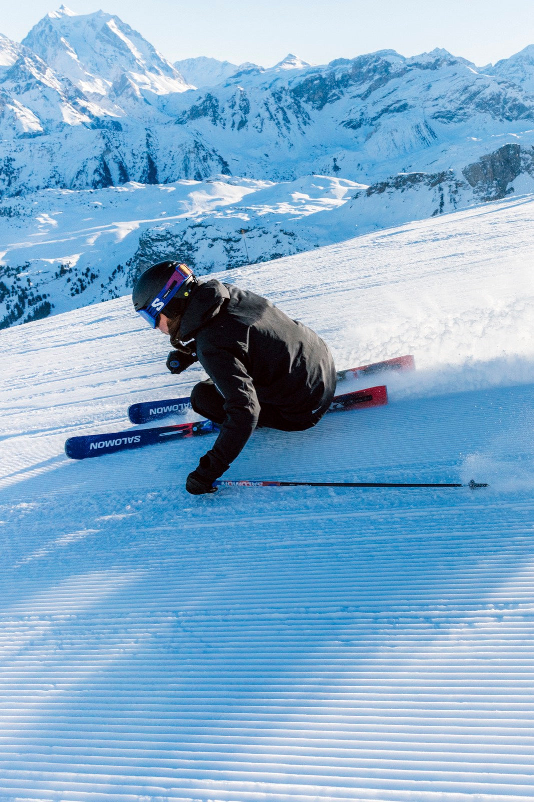 Rennläufer in tiefer Kurve auf der Piste, Salomon S/MAX