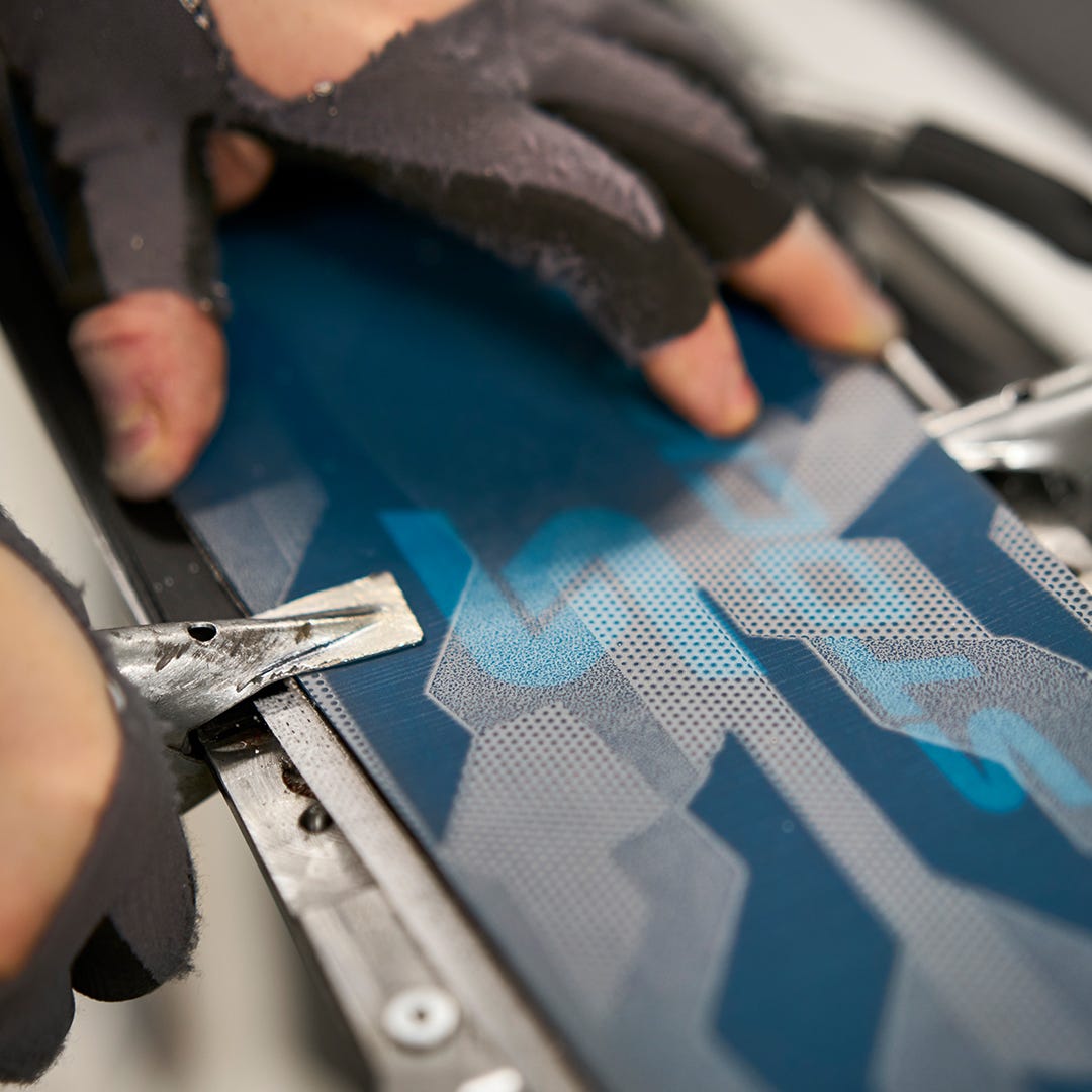 Handarbeit in der Stöckli Skimanufaktur in Malters