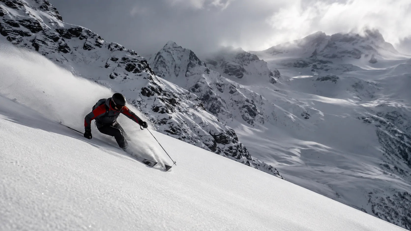 Skifahrerin im freien alpinen Gelände