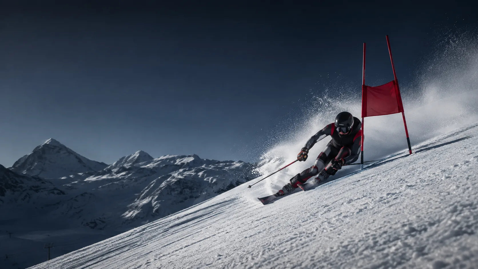 Skirennfahrer in einer dynamischen Kurve auf einer alpinen Rennstrecke