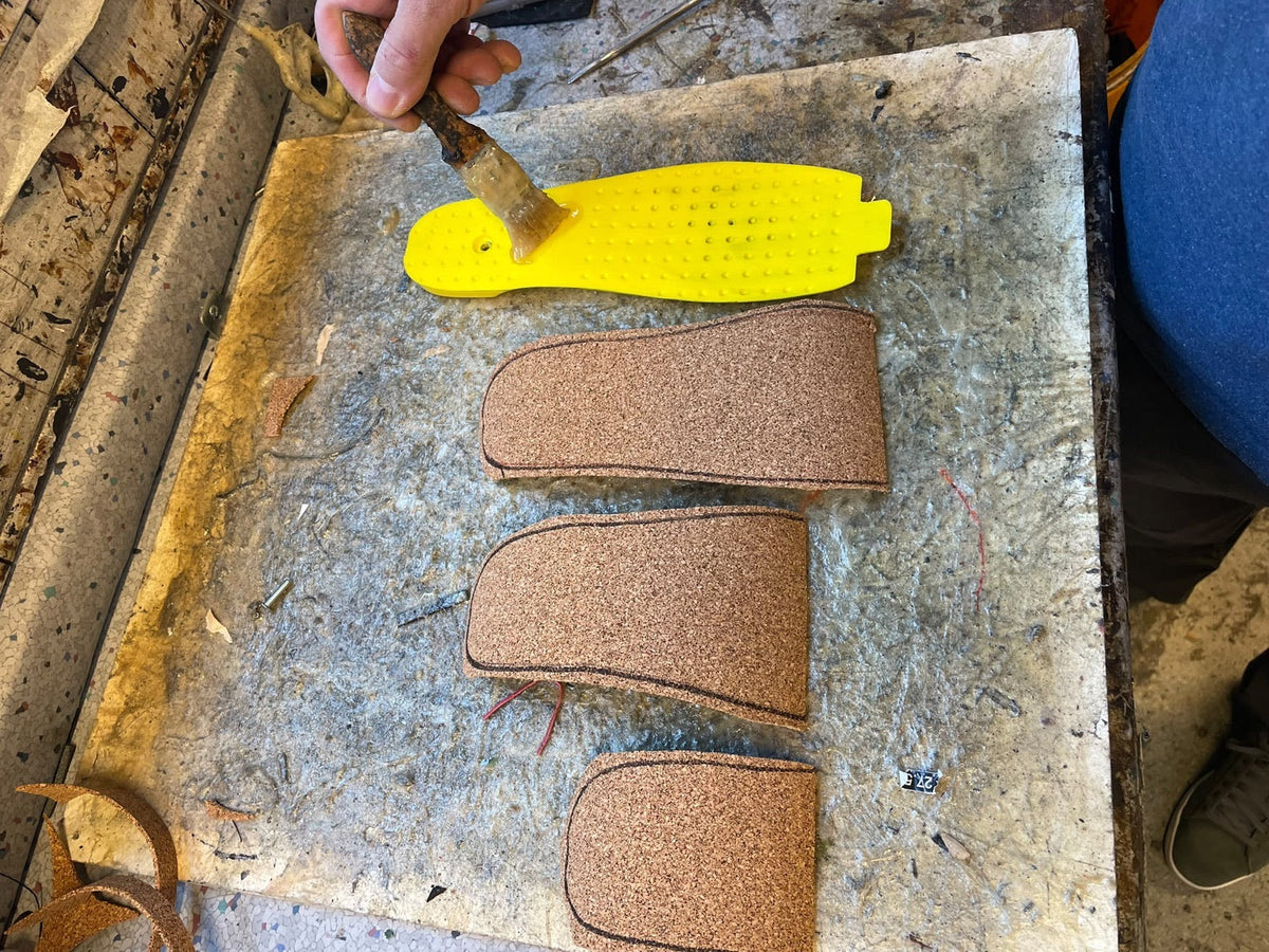 Fertig aufgebautes und schwarz bezogenes Bootboard neben dem unbearbeiteten gelben Original.