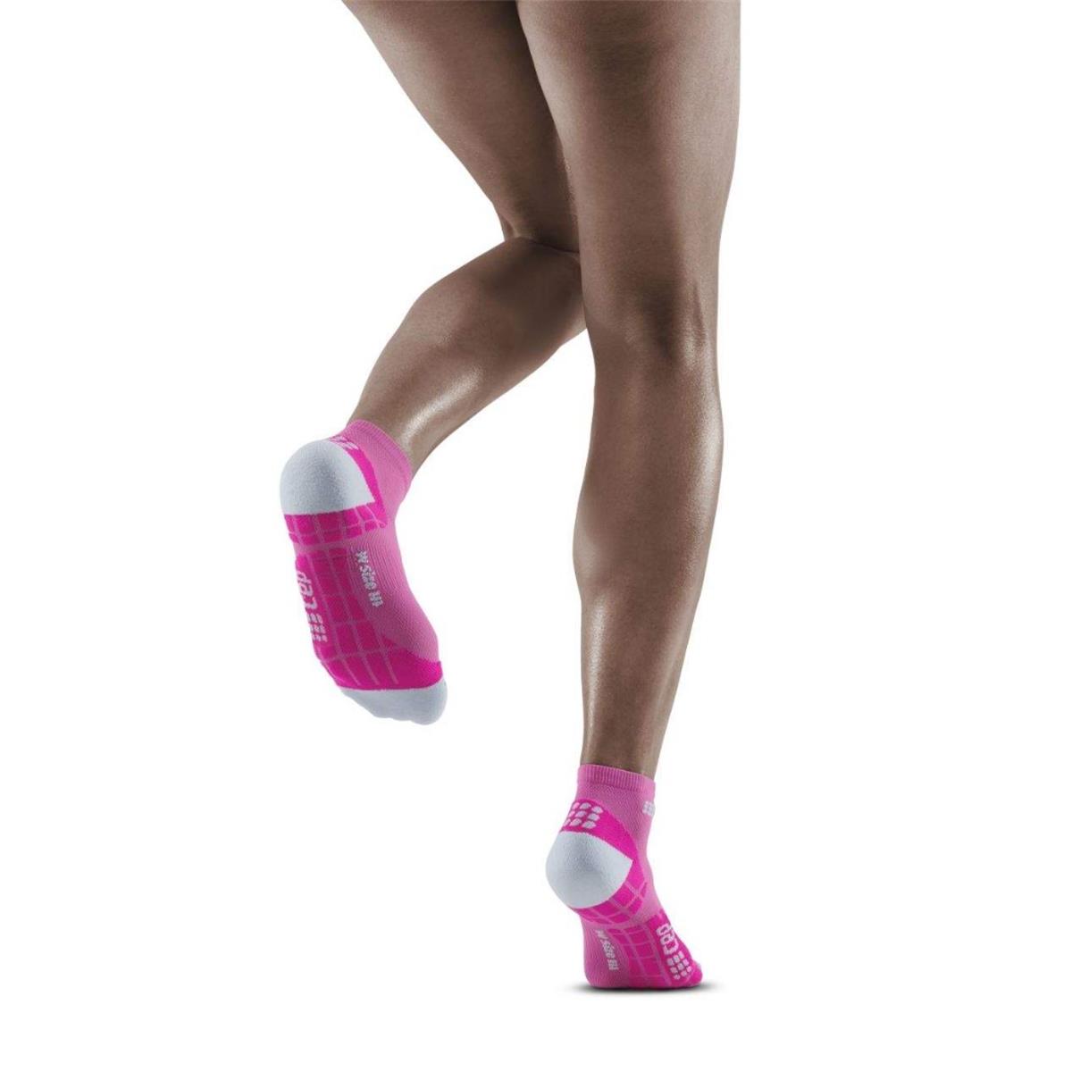 Bild 1 CEP ultralight compression low cut socks women eletric pink/light grey