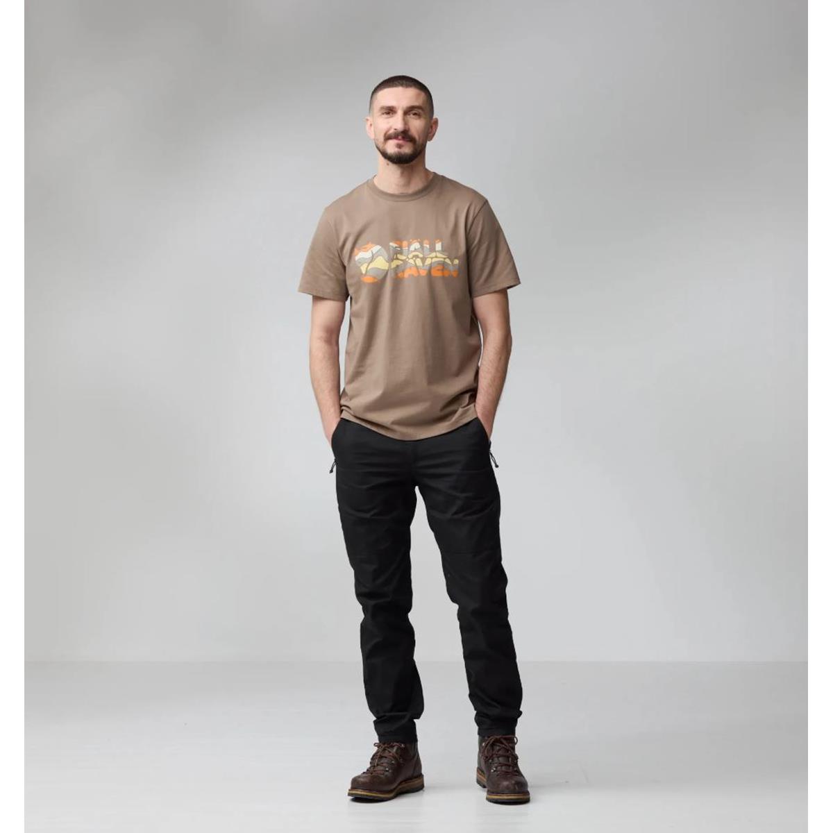 Fjäll Räven Multicolor Logo M suede brown Herren T-Shirt