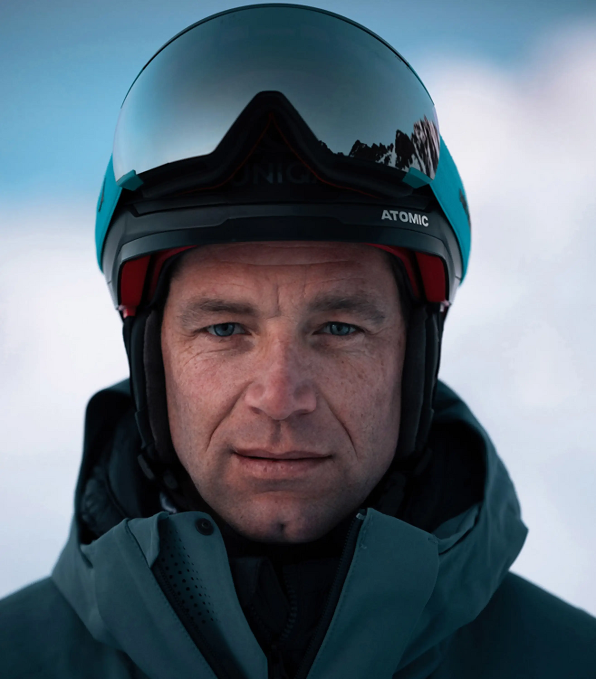 Skifahrer mit Atomic Helm und Goggle