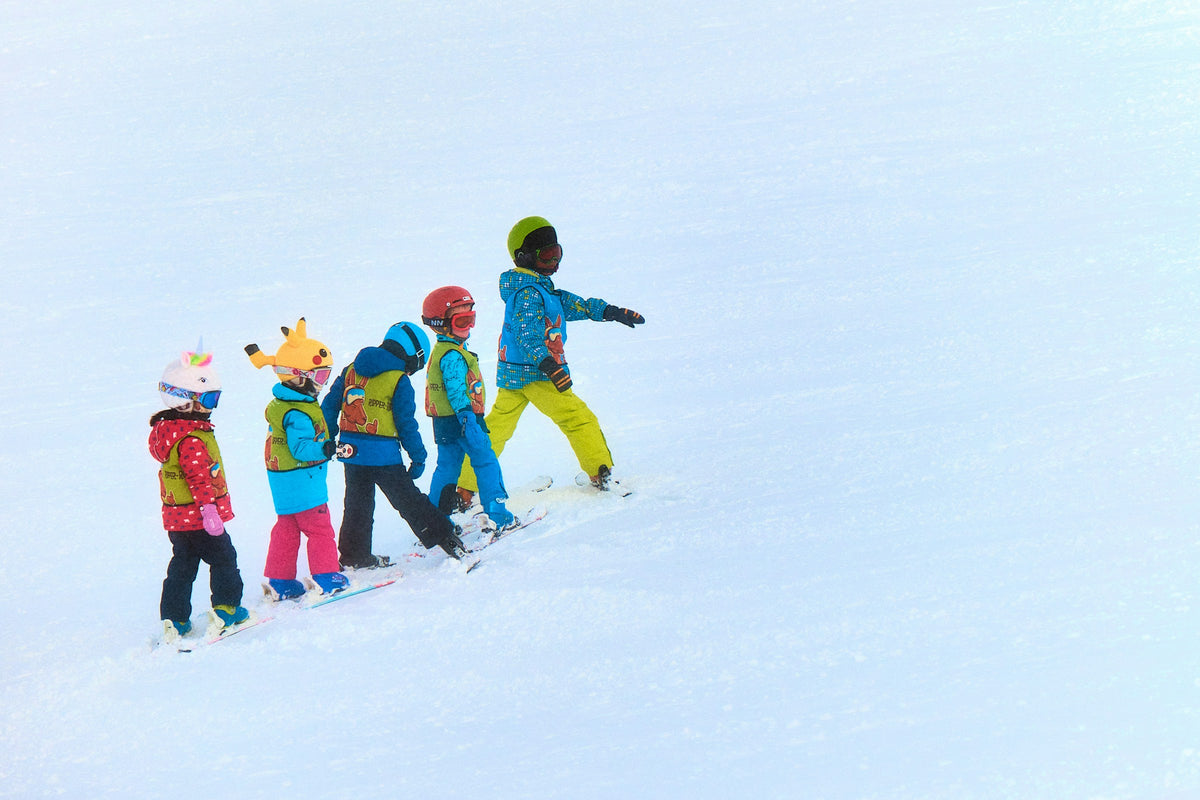 Kinder auf Skiern auf der Piste