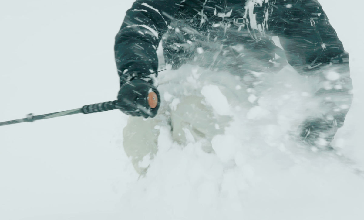 Freerider fährt durch tiefen Pulverschnee, ORTOVOX Markenwelt