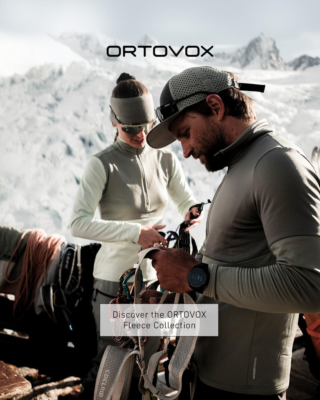 Zwei Bergsteiger sortieren Klettermaterial, beide in ORTOVOX Fleece