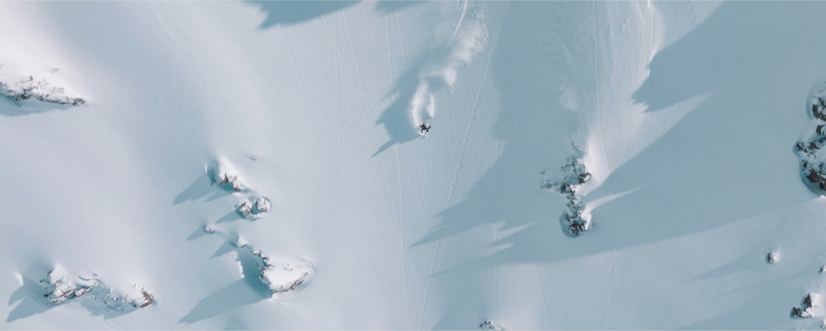 Freerider in der Abfahrt, Blick über das verschneite Tal