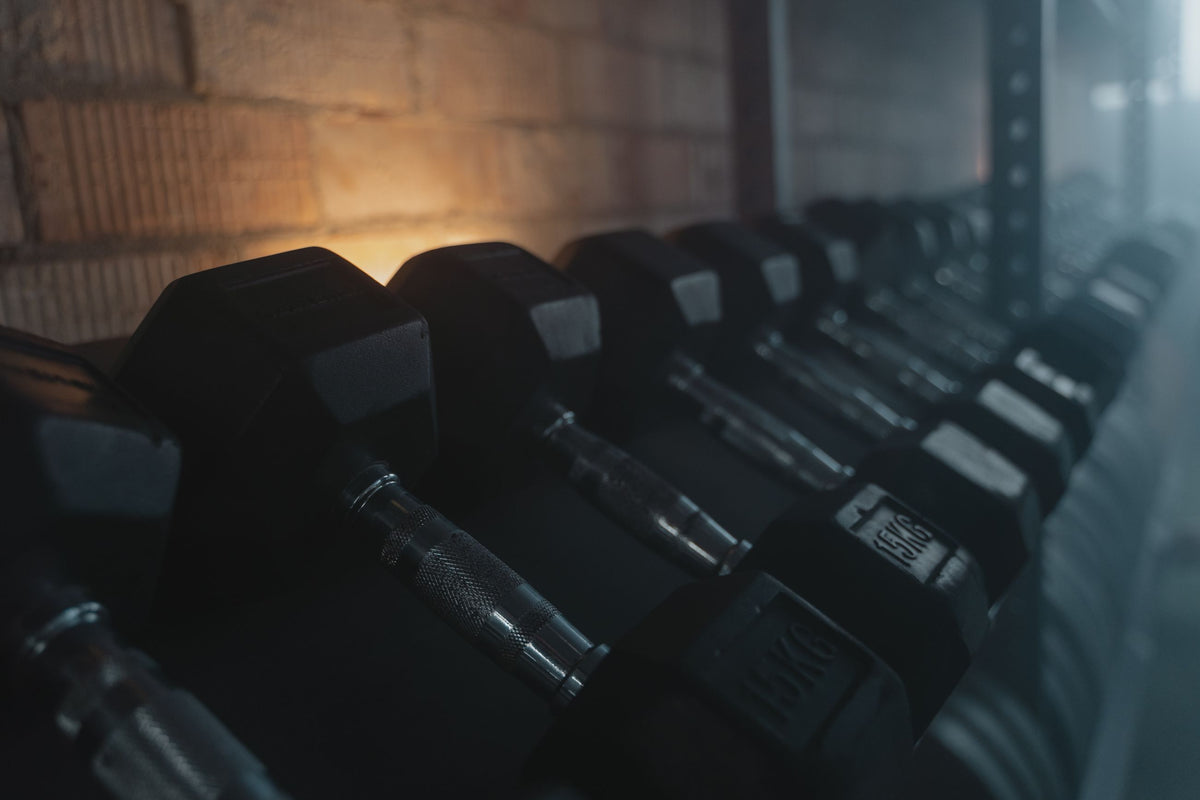 Kurzhanteln auf einer Hantelablage im Fitnessstudio