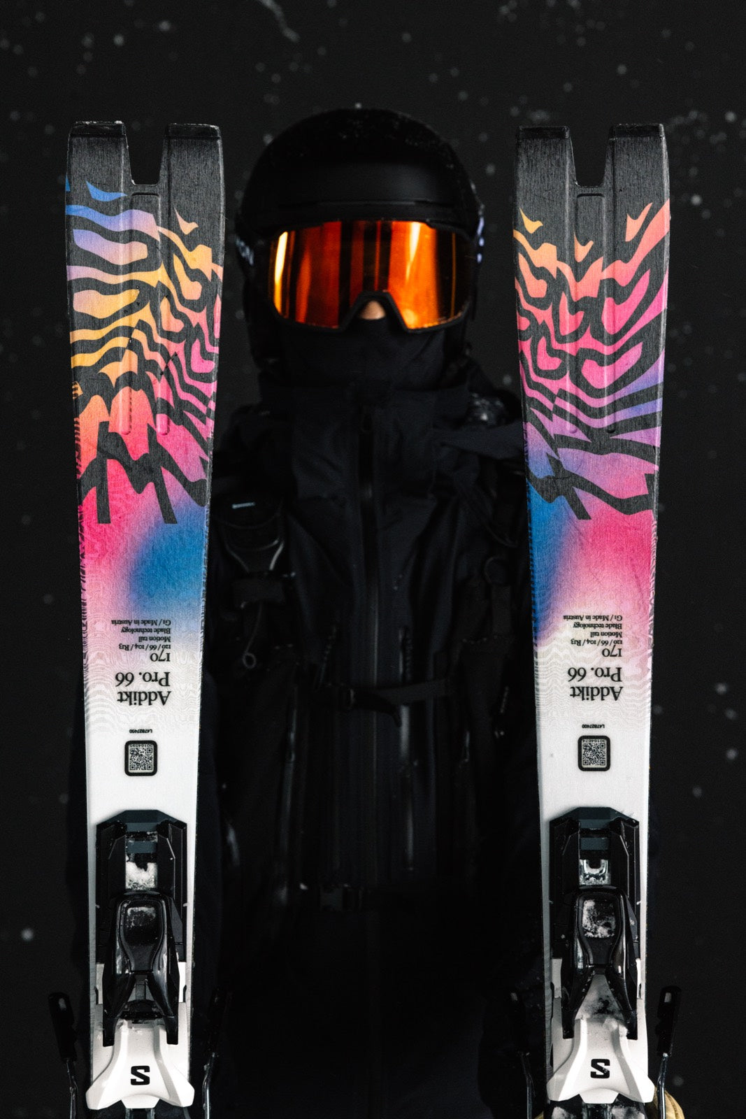 Skifahrer mit Skibrille zwischen zwei Salomon Addikt Pro 66