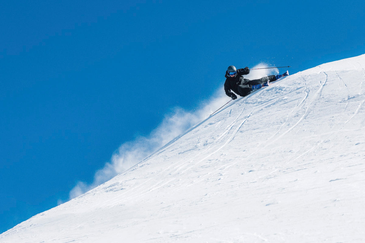 Skifahrer am Start einer präparierten Piste, Salomon S/MAX