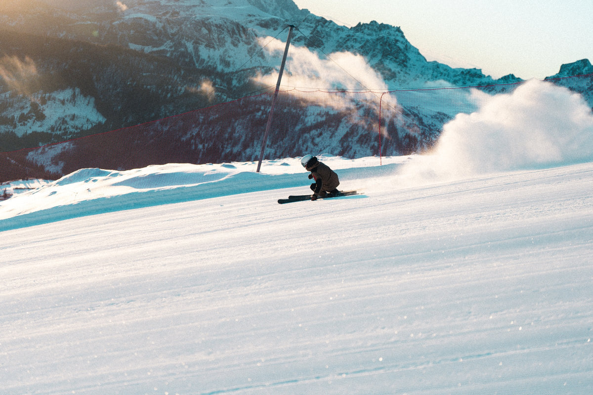 Ein weiter Carvingschwung in einer alpinen Winterlandschaft