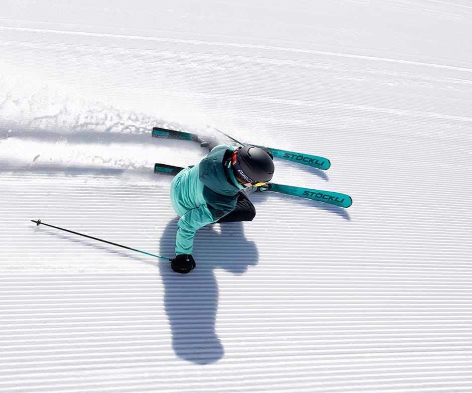 Skifahrer auf einer präparierten Piste